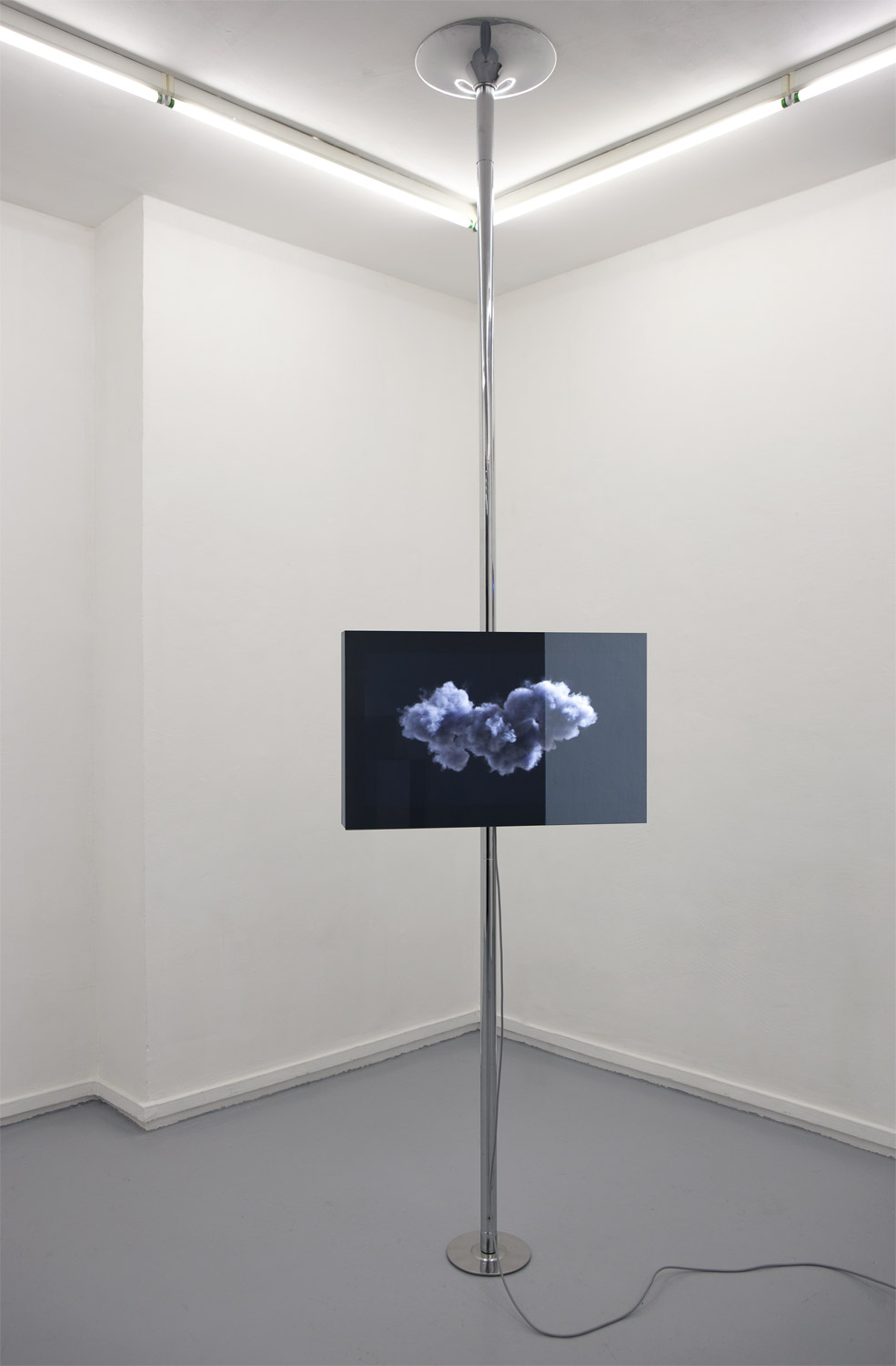 Dorota Kleszcz / François Ronsiaux, The Cloud, caisson Inox, barre Inox dimensions variables, miroir espion, vidéo 3d en boucle.